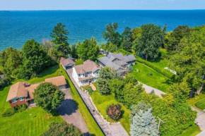 Waterfront 4BR Cottage Boat Deck & BBQ